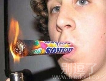 正在抽烟的大哥。 正在抽烟的大哥。