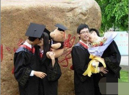 在校门口的即将毕业的大学生