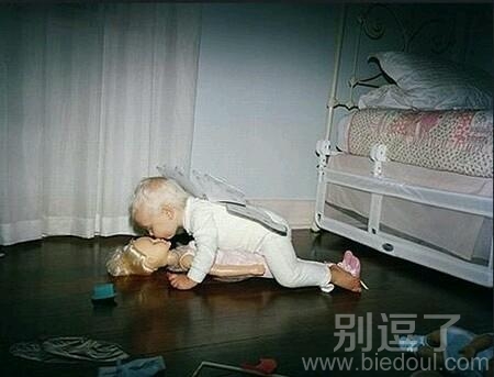 一个玩坏的小屁孩。