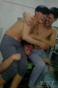 胖子肩上的两个人。 胖子肩上的两个人。
