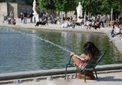 美女，你手里拿了什么武器，火力好猛啊