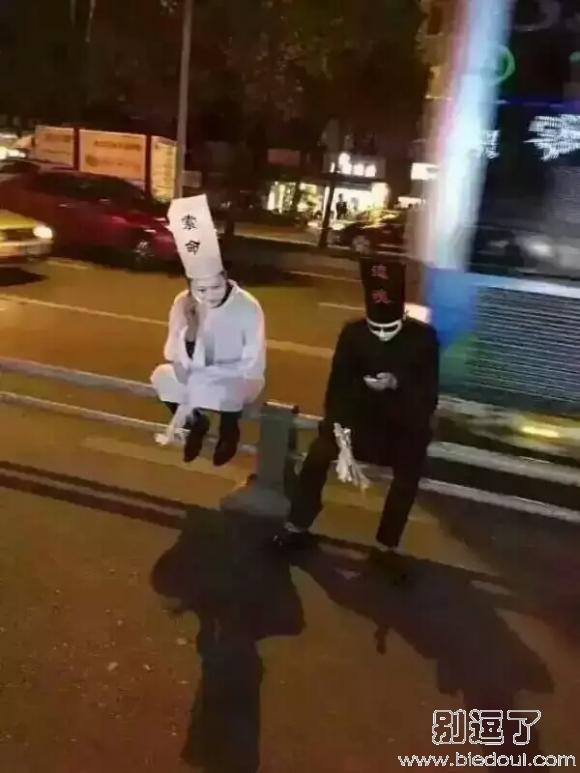 装鬼都这么不敬业 装鬼都这么不敬业