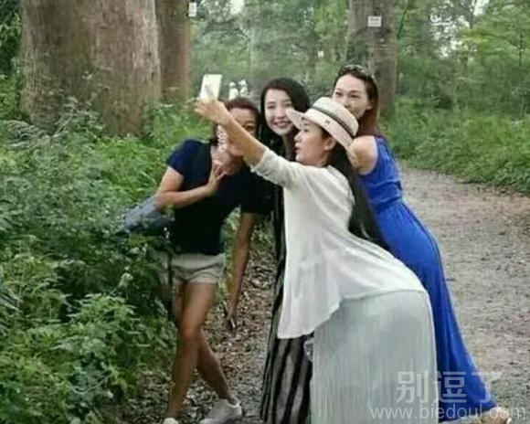 妹纸，穿裙子不适合摆这个动作！