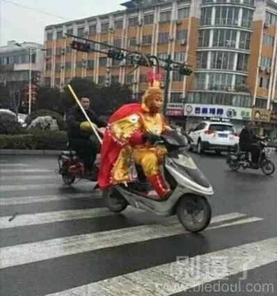 骑电动车也挺威风的