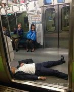 睡在门旁的人。。
