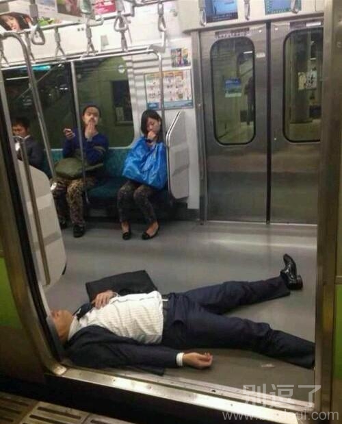 睡在门旁的人。。