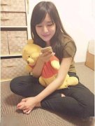 玩手机都不忘抠脚 玩手机都不忘抠脚