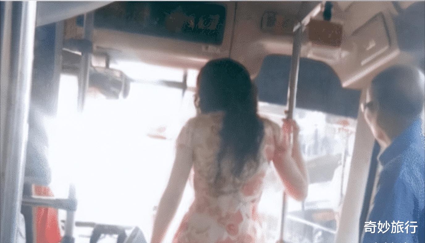 “妹子,穿裙子时一定不要站在强光下,大爷都看得目光呆滞了...” “妹子,穿裙子时一定不要站在强光下,大爷都看得目光呆滞了...”