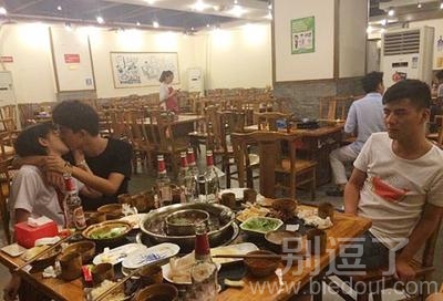 “这眼神。。。” “这眼神。。。”