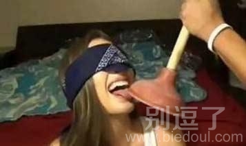 这么坑女友，小心挨揍哦