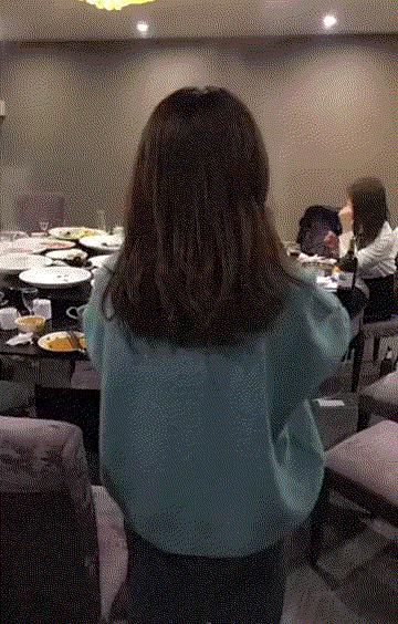 女友这张照片她自己一个人能拍?怎么觉得有点不对劲啊...... 女友这张照片她自己一个人能拍?怎么觉得有点不对劲啊......