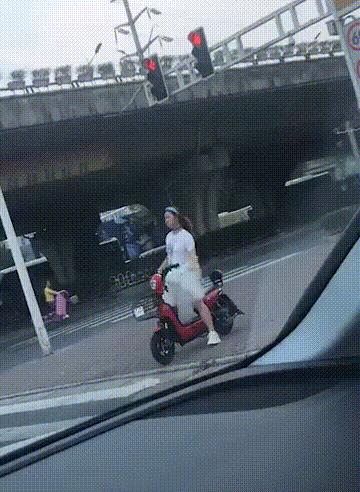 女友这张照片她自己一个人能拍?怎么觉得有点不对劲啊...... 女友这张照片她自己一个人能拍?怎么觉得有点不对劲啊......