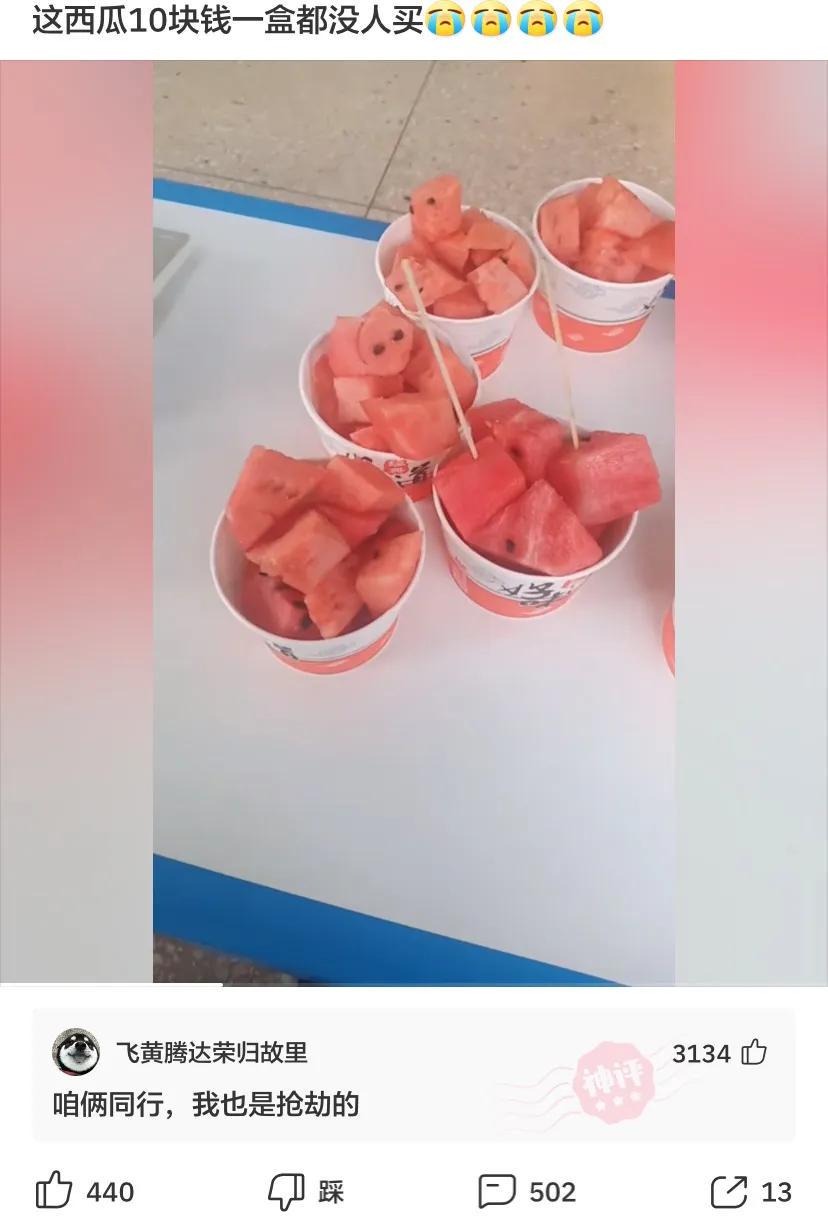 为啥我的枕头是黄的,老婆的枕头却这么白?看到评论懵了,绿得太突然!哈哈哈 为啥我的枕头是黄的,老婆的枕头却这么白?看到评论懵了,绿得太突然!哈哈哈