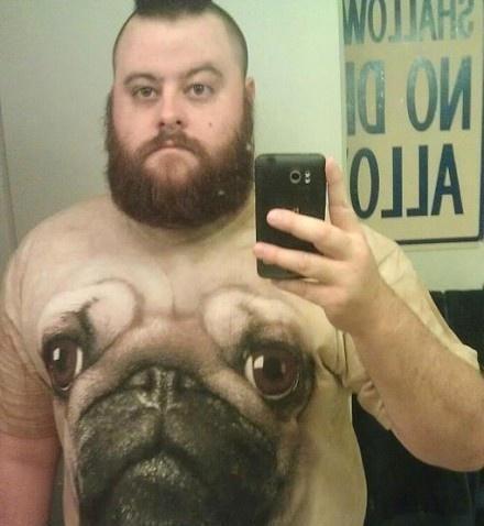 和闺蜜出门刮大风，裙子都不管用了，老公却在一旁笑！哈哈哈