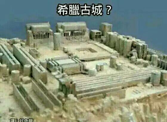 和闺蜜出门刮大风，裙子都不管用了，老公却在一旁笑！哈哈哈