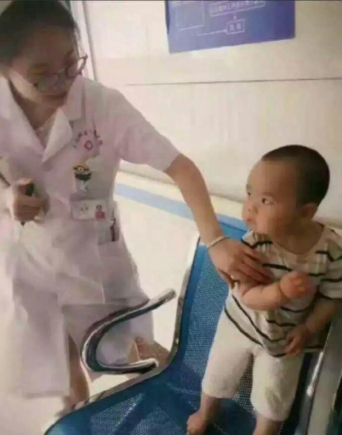 和闺蜜出门刮大风，裙子都不管用了，老公却在一旁笑！哈哈哈