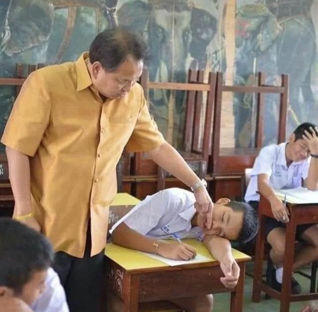 每日一笑:这瓶酒好像还挺咸的呢 每日一笑:这瓶酒好像还挺咸的呢