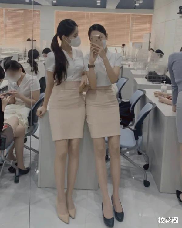 “妹子,这种紧身裙子还是少穿吧,闺蜜都没眼看了!”哈哈哈真尴尬啊~ “妹子,这种紧身裙子还是少穿吧,闺蜜都没眼看了!”哈哈哈真尴尬啊~