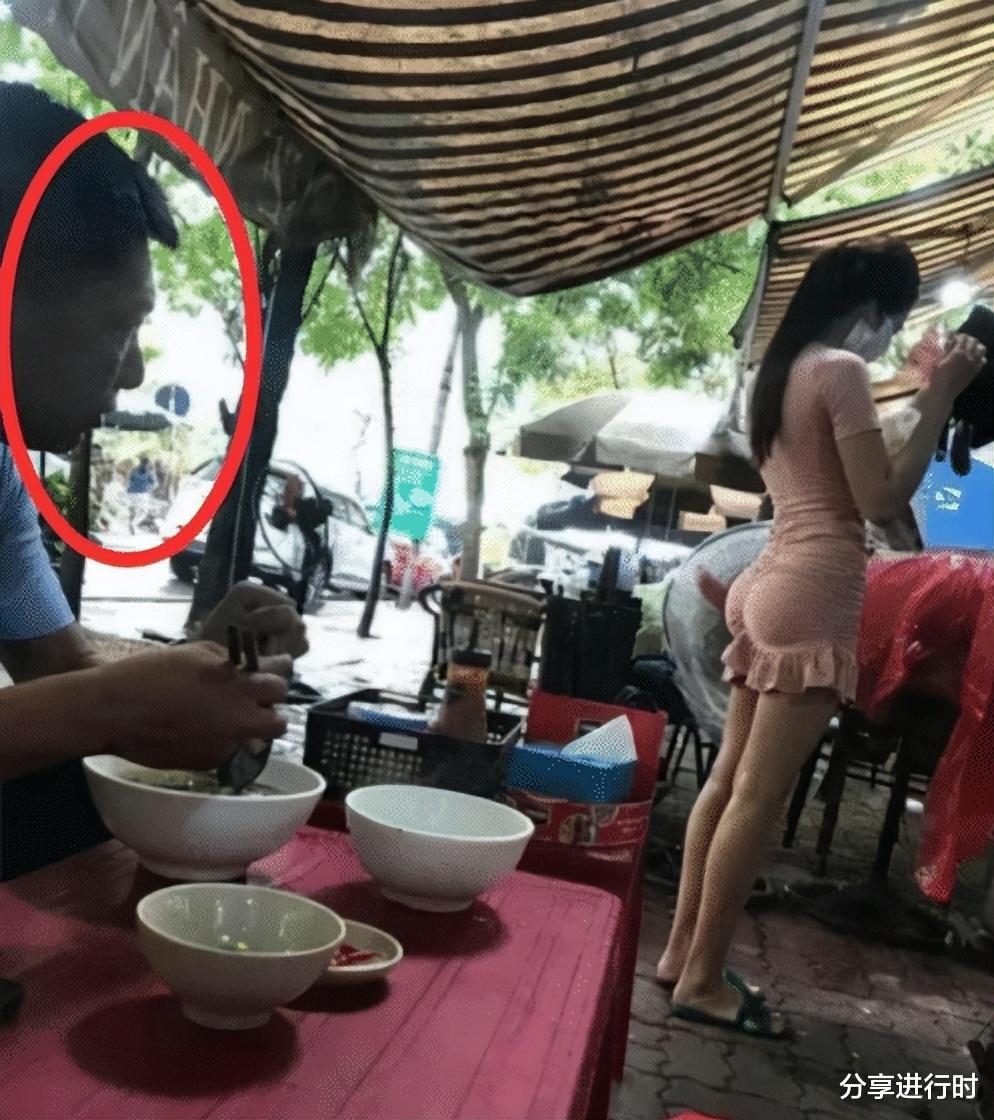 老板娘穿成这样卖早点,后面大哥的眼睛都看直了 老板娘穿成这样卖早点,后面大哥的眼睛都看直了