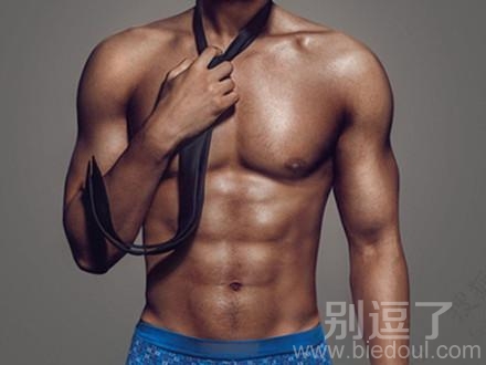 个漂亮的女生能让男人练出六块腹肌 个漂亮的女生能让男人练出六块腹肌