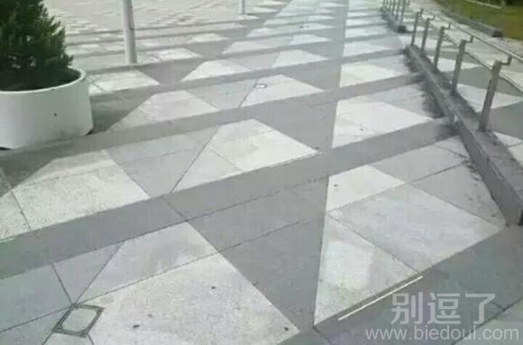 这楼梯是要摔死人的 这楼梯是要摔死人的