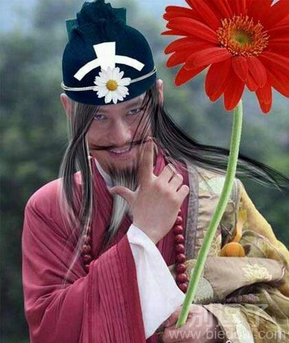 花枝招展的黄教主。 花枝招展的黄教主。