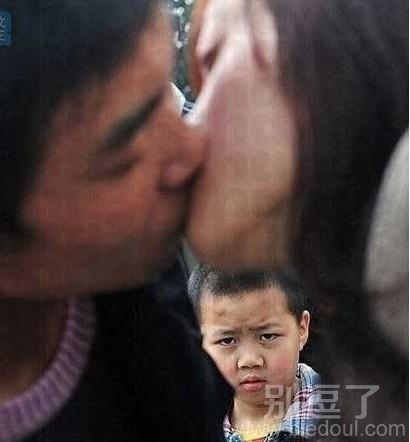 他们随意的一个吻别 他们随意的一个吻别