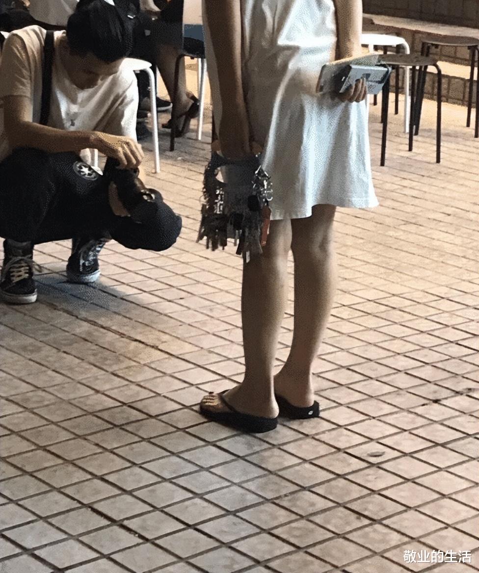 男子被女友训斥半小时,看到女孩手里的钥匙,才知道这是真爱啊! 男子被女友训斥半小时,看到女孩手里的钥匙,才知道这是真爱啊!
