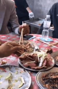 在足疗店偶遇了高中时的班花,还是那么美,我说点什么缓解尴尬呢 在足疗店偶遇了高中时的班花,还是那么美,我说点什么缓解尴尬呢