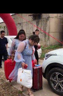 在足疗店偶遇了高中时的班花,还是那么美,我说点什么缓解尴尬呢 在足疗店偶遇了高中时的班花,还是那么美,我说点什么缓解尴尬呢