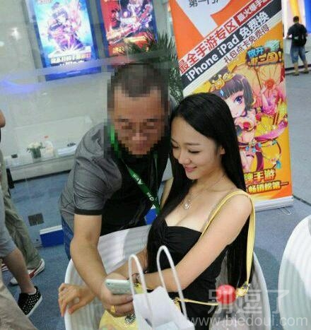 一个漂亮的姑娘。