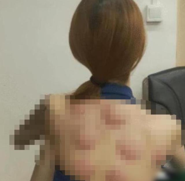 从老板办公室出来的女同事，衣服还穿反了？这是升职的节奏啊哈哈