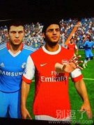 一只突然冒出来的手。