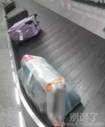 没看到脚还在外面吗 没看到脚还在外面吗