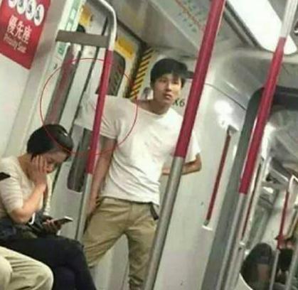 奶奶的假牙找不到了,最后发现竟然在狗的嘴里...哈哈哈哈 奶奶的假牙找不到了,最后发现竟然在狗的嘴里...哈哈哈哈