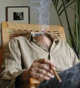 抽烟的无头男