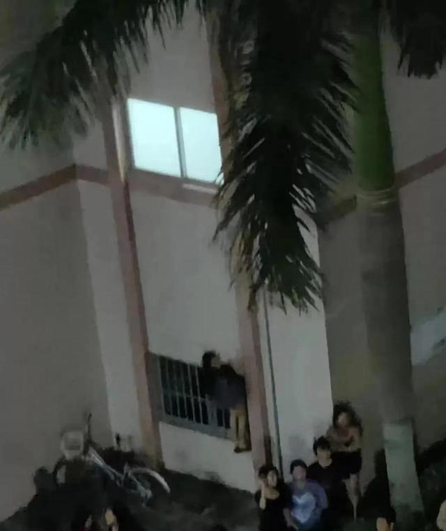 搞笑图片幽默段子笑话：雨过了，天晴了，你觉得你又行了