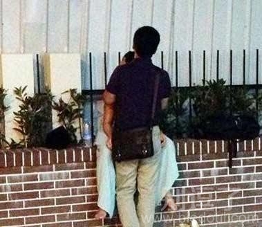 公共场所这对男女弄这姿势真的好吗？