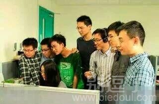 公司唯一的妹子电脑出问题了。 公司唯一的妹子电脑出问题了。