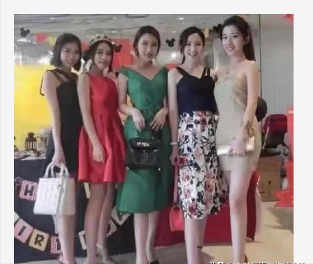 “妈妈说左边的女孩最漂亮，但我最终选择穿绿裙子的！”哈哈哈