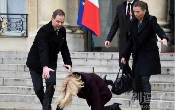 实力抓拍明星倒霉瞬间 实力抓拍明星倒霉瞬间