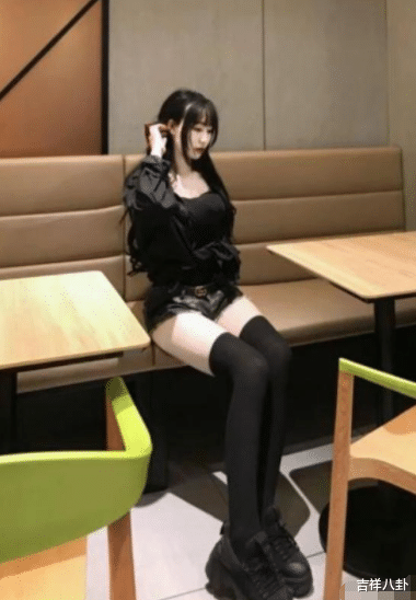 “坐火车碰到个美女,怎么才能撩到她?”哈哈哈评论区太皮了吧 “坐火车碰到个美女,怎么才能撩到她?”哈哈哈评论区太皮了吧
