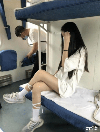 “坐火车碰到个美女,怎么才能撩到她?”哈哈哈评论区太皮了吧 “坐火车碰到个美女,怎么才能撩到她?”哈哈哈评论区太皮了吧