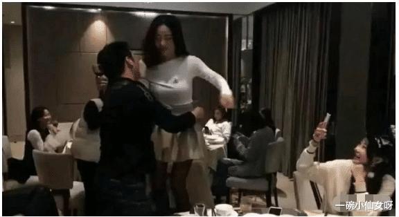 女同事半夜给我发了一张照片，这是在暗示我什么？？哈哈哈哈哈！