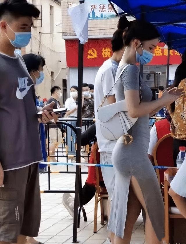 果然只要是长得好看,穿衣服就能任性,在大街上真的不怕尴尬么? 果然只要是长得好看,穿衣服就能任性,在大街上真的不怕尴尬么?