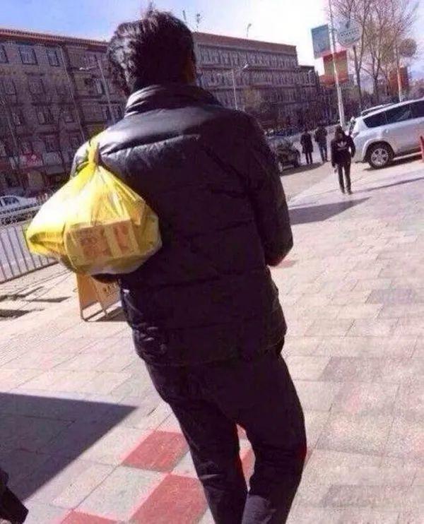 让男友帮我拍张好看的照片,结果...哈哈哈哈你还真让他给你拍啊 让男友帮我拍张好看的照片,结果...哈哈哈哈你还真让他给你拍啊