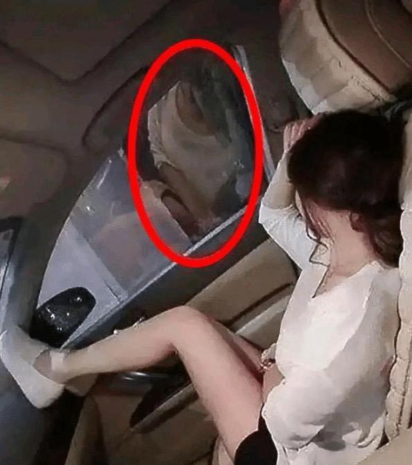 妹子在车里也得注意姿势啊,外面都看见了,不尴尬吗哈哈哈 妹子在车里也得注意姿势啊,外面都看见了,不尴尬吗哈哈哈