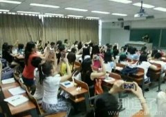 这样嚣张的拿手机拍老师？