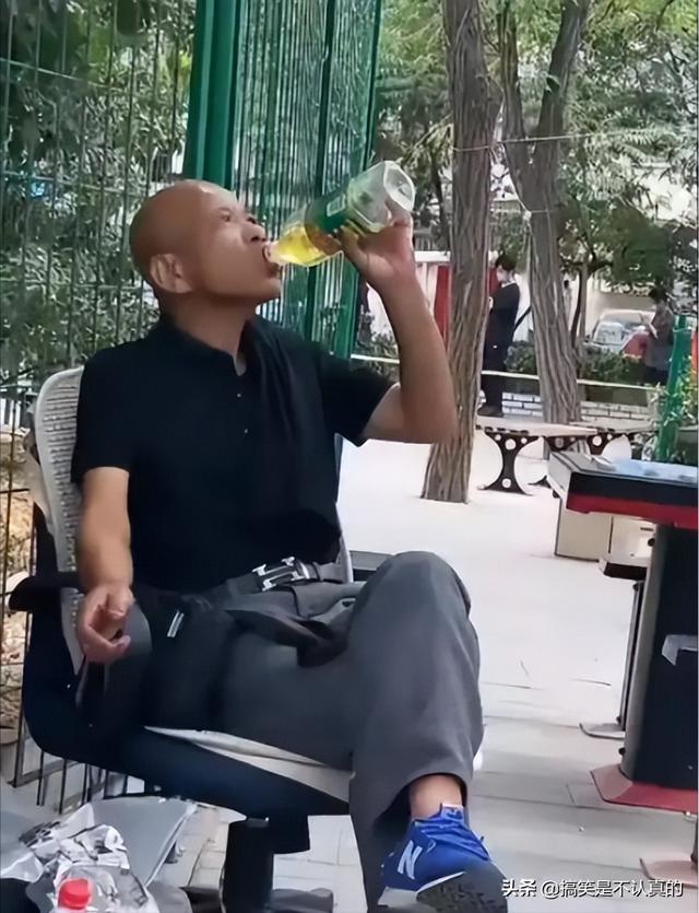妹子以后拍照还是远离玻璃吧,你的影子已经说明了一切,真尴尬 妹子以后拍照还是远离玻璃吧,你的影子已经说明了一切,真尴尬