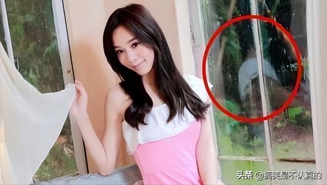 妹子以后拍照还是远离玻璃吧,你的影子已经说明了一切,真尴尬 妹子以后拍照还是远离玻璃吧,你的影子已经说明了一切,真尴尬